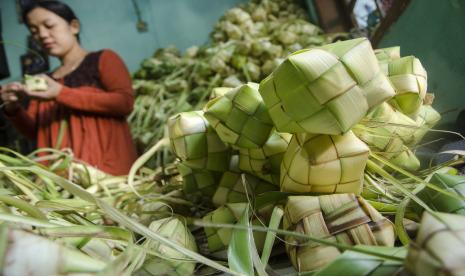 Warga membuat kulit ketupat dari daun kelapa di Blok Kupat Caringin, Bandung, Jawa Barat, Selasa (11/5/2021). Setiap tahun jelang lebaran Idul Fitri tiap warga di kampung tersebut memproduksi sedikitnya 15 ribu pesanan kulit ketupat untuk dijual kembali di pasar tradisional dan modern dengan kisaran harga Rp500 hingga Rp1000 per buah atau Rp3000 hingga Rp5000 untuk kulit ketupat yang telah berisi beras maupun ketan.