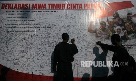 Warga membubuhkan tanda tangan pada papan Deklarasi Jawa Timur Cinta Papua saat Gerakan Jawa Timur Cinta Papua di Surabaya, Jawa Timur, Ahad (1/9/2019). 