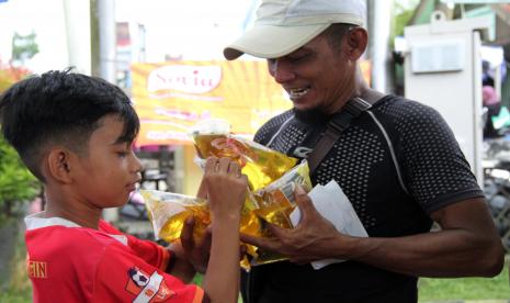 Warga memegang beberapa bungkus kemasan minyak goreng yang dibeli saat bazar minyak goreng di Batulayang, Pontianak, Kalimantan Barat, Selasa (8/3/202022). Dalam bazar yang digelar PT Wilmar Cahaya Indonesia bersama Pemerintah Kota Pontianak untuk mengatasi kelangkaan minyak goreng dan menstabilkan harga minyak goreng tersebut kemasan minyak goreng seberat 900 mililiter dijual seharga Rp12.500. 