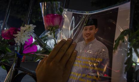 Warga memegang foto almarhum Emmeril Khan Mumtadz yang dipajang di pagar sebagai ungkapan belasungkawa di Gedung Negara Pakuan, Bandung, Jawa Barat, Sabtu (4/6/2022). Selebritas, mulai dari Arie K Untung hingga Kartika Putri, mengungkapkan doa dan ucapan belasungkawa atas ditemukannya jasad Eril pada Kamis (9/6/2022).