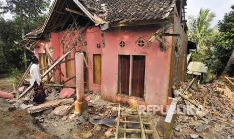 Warga memeriksa rumahnya yang rusak akibat diguncang gempa di Kampung Karoya, Mandalawangi, Pandeglang, Banten, Sabtu (3/8/2019).