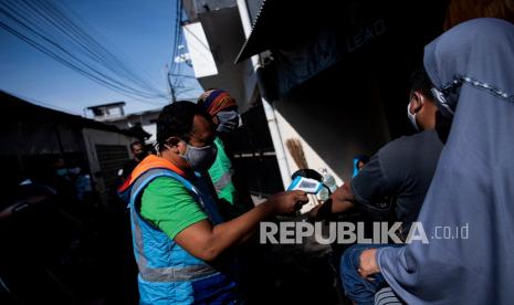 Warga memeriksa suhu tubuh pesepeda motor yang melintas masuk ke zona merah COVID-19 RT 006 RW 01, Gandaria Selatan, Cilandak, Jakarta Selatan, Senin (21/6/2021). Satgas Penanganan COVID-19 melaporkan kasus konfirmasi positif hingga Senin (21/6/2021) pukul 12.00 WIB bertambah 14.536 kasus sehingga total seluruhnya menjadi 2.004.445 kasus. 