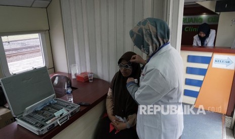 Warga memeriksakan kesehatan di kereta kesehatan Rail Clinic milik PT KAI. 