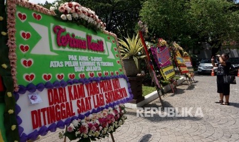 Warga memfoto karangan bunga untuk Ahok-Djarot di Balai Kota, Jakarta, Selasa (25/4).