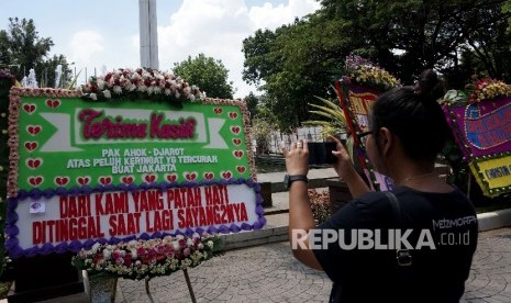 Warga memfoto karangan bunga untuk Ahok-Djarot di Balai Kota, Jakarta, Selasa (25/4).