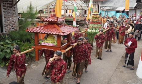 Warga memikul gunungan dan nasi tumpeng saat tradisi napak tilas Sultan Trenggono di Giyono, Jumo, Temanggung, Jawa Tengah, Sabtu (29/7/2022). Tradisi turun temurun sejak puluhan tahun silam tersebut rutin dilaksanakan oleh masyarakat setempat setiap tanggal 1 Suro penanggalan Jawa sebagai penghormatan kepada Raja Kerajaan Demak Sultan Trenggono, sekaligus sebagai ungkapan syukur kepada Tuhan YME atas kesejahteraan dan kemakmuran. 