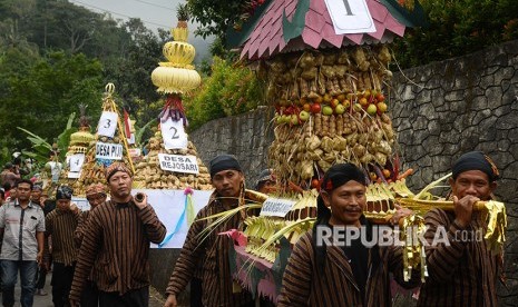 Warga memikul gunungan yang berisi Ketupat atau Kupat (ilustrasi)