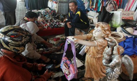 Warga memilih barang bekas di salah satu stan di pasar barang bekas Gembong Asih, Surabaya, Jawa Timur, Ahad (12/4/2020). Para pedagang di pasar itu mengaku pengunjung pasar menurun drastis yang berdampak pada pendapatannya akibat COVID-19.