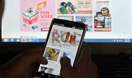  Warga memilih barang menggunakan web aplikasi belanja online di Jakarta, Rabu (25/11).