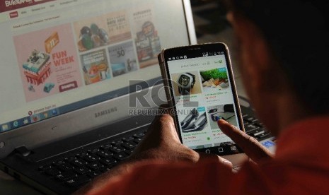  Warga memilih barang menggunakan web aplikasi belanja online di Jakarta, Rabu (25/11).