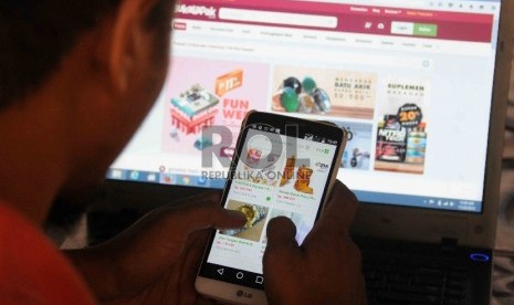 Warga memilih barang menggunakan web aplikasi belanja online di Jakarta, Rabu (25/11).