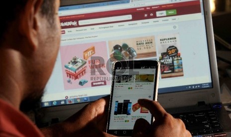 Warga memilih barang menggunakan web aplikasi belanja online di Jakarta, Rabu (25/11).