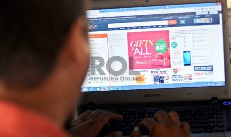 Warga memilih barang menggunakan web aplikasi belanja online di Jakarta, Rabu (25/11).