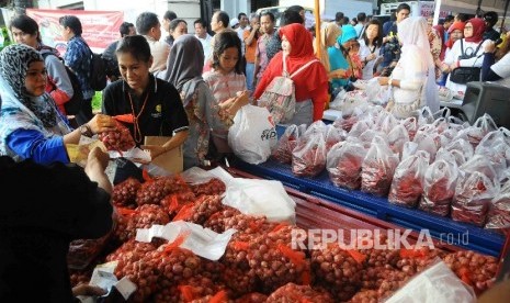  Warga memilih bawang dan cabai saat digelar Pasar Murah di kawasan Pasar Minggu, Jakarta Selatan, Minggu (12/6). (Republika/Agung Supriyanto)