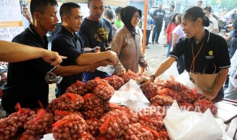 Warga memilih bawang merah saat digelar Pasar Murah di kawasan Pasar Minggu, Jakarta Selatan, Minggu (12/6). (Republika/Agung Supriyanto)