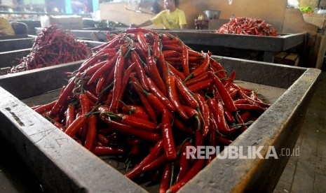  Warga memilih cabai di Pasar Senen, Jakarta Pusat, Rabu (8/2).