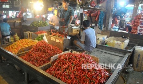 Warga memilih cabai di Pasar Senen, Jakarta Pusat, Rabu (8/2).