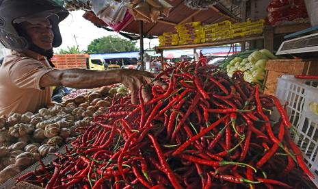 Warga memilih cabai merah di pasar (ilustrasi). Harga komoditas bahan pokok daging ayam dan cabai merah mengalami lonjakan beberapa hari setelah dilakukannya penyesuaian harga BBM subsidi. Selain itu komoditas bawang merah juga mengalami kondisi serupa.