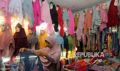 Warga memilih jilbab (hijab) dan perlengkapan ibadah yang dijajakan pedagang busana muslim di Lamteh, Ulee Kareng, Banda Aceh, Aceh, Sabtu (19/5).