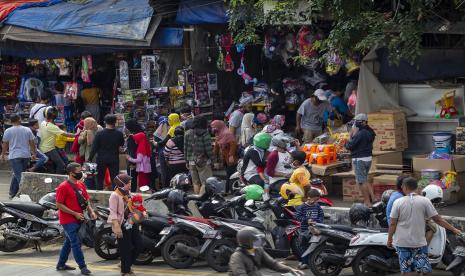 Warga memilih mainan tanpa menjaga jarak di Pasar Gembrong, Jatinegara, Jakarta Timur, Ahad (31/5/2020). Meski penerapan masa Pembatasan Sosial Berskala Besar (PSBB) di DKI Jakarta masih berlaku namun pasar yang khusus menjual pernak-pernik mainan anak ini sempat kembali dipadati warga.