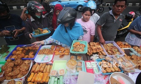 Wisata kuliner (Ilustrasi). Pemerintah Kota Surabaya membebaskan biaya retribusi sentra wisata kuliner (SWK) di tengah pandemi Covid-19 agar roda perekonomian para pedagang SWK di Ibu Kota Provinsi Jawa Timur itu tetap berputar.