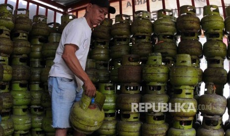 Warga memilih tabung gas tiga kilogram di salah satu SPBU di Jakarta, Rabu (20/1).