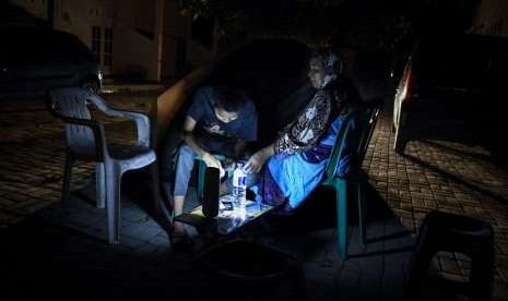 Residents of Ampenan, Mataram build emergency tents and prefer to stay outside their houses following a 6.9-magnitude earthquake that hit Lombok, West Nusa Tenggara province, on Sunday (Aug 19) night.