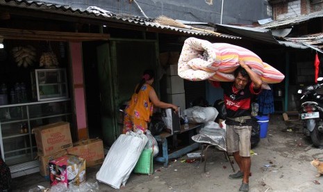 Warga memindahkan barang-barang dari permukiman mereka di kawasan Kalijodo, Penjaringan, Jakarta, Kamis (18/2)