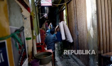 Warga memindahkan barang-barang dari permukiman mereka di Kawasan Kalijodo, Jakarta, Kamis (18/2).