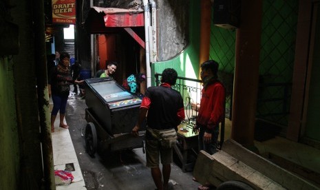 Warga memindahkan barang-barang dari tempat hiburan di kawasan  Kalijodo, Penjaringan, Jakarta, Kamis (18/2)