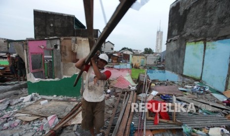 Warga memindahkan barang dan membongkar bangunan mereka di kawasan Kalijodo di Jakarta, Minggu (28/2). Pemprov DKI Jakarta berencana membongkar kawasan Kalijodo pada Senin (29/2).