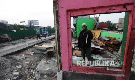 Warga memindahkan barang dan membongkar bangunan mereka di kawasan Kalijodo di Jakarta, Ahad (28/2). Pemprov DKI Jakarta berencana membongkar kawasan Kalijodo pada Senin (29/2).