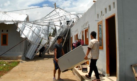 Warga memindahkan barang miliknya setelah terjadi angin kencang yang merusak sejumlah rumah di Sukabumi, Jawa Barat