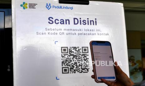 Warga memindai barcode sebelum memasuki pusat perbelanjaan Ambarukmo Plaza, Sleman, Yogyakarta, Selasa (25/8). Kabupaten Sleman mulai melakukan uji coba pembukaan pusat perbelanjaan atau mal saat perpanjangan PPKM Level 4. Untuk pengunjung dibatasi usia di atas 12 tahun dan di bawah 70 tahun. Serta pengunjung wajib vaksin dibuktikan melalui skrining menggunakan aplikasi Peduli Lindungi di pintu masuk.