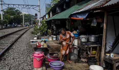 Warga memompa air tanah di depan rumahnya di tepi rel kawasan Bendungan Hilir, Jakarta, Kamis (14/9/2022). Presiden Joko Widodo mengajak pemerintah daerah untuk bekerja sama mengendalikan inflasi dampak kenaikan bahan bakar minyak (BBM) sehingga imbasnya pada kemiskinan dapat ditekan. 