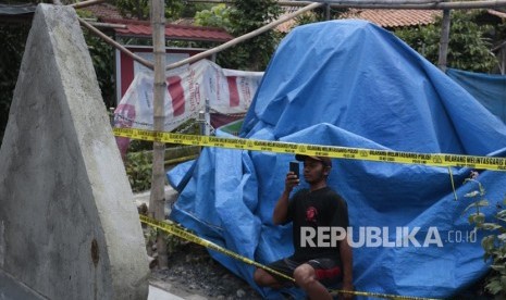 Ada 28 Orang Pengikut Keraton Sejagat di Klaten. Warga memotret batu prasasti di sanggar cabang Keraton Agung Sejagad, Desa Brajan, Prambanan, Klaten, Jawa Tengah, Jumat (17/1/2020).