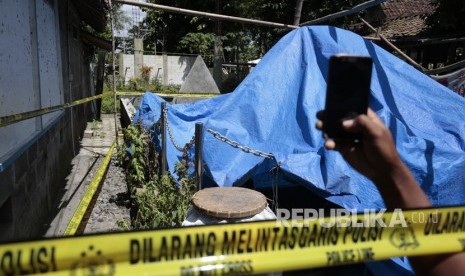 Warga memotret batu prasasti di sanggar cabang Keraton Agung Sejagad, Desa Brajan, Prambanan, Klaten, Jawa Tengah, Jumat (17/1/2020). 