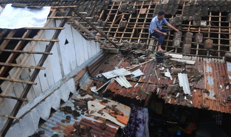 Warga memperbaiki atap rumah miliknya yang rusak pascabencana angin puting beliung di Sidorejo Lor, Salatiga, Jawa Tengah, Jumat (9/12). 