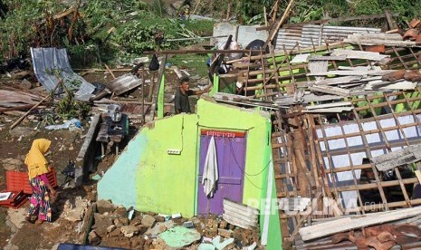 Warga memperbaiki atap rumahnya yang rusak akibat angin puting beliung di wilayah Batu Tulis, Kota Bogor.