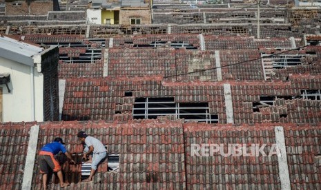 Warga memperbaiki atap rumahnya yang rusak akibat angin puting beliung di Perumahan Rancaekek Permai 2, Kabupaten Bandung, Jawa Barat, Sabtu (12/1/2019). 