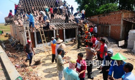 Warga memperbaiki rumah yang rusak akibat diterjang angin puting beliung di Desa Wegil, Sukolilo, Pati, Jawa Tengah, Jumat (1/11/2019).