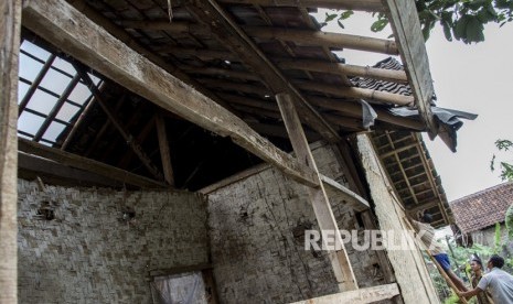 Warga memperbaiki rumahnya yang rusak akibat angin puting beliung di Kampung Pasirpeuti, Sukaluyu, Kabupaten Cianjur, Jawa Barat, Sabtu (12/01/2019). 