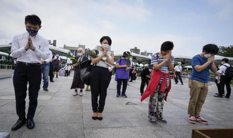 Warga memperingati 75 tahun tragedi bom Hiroshima, Kamis (6/8).