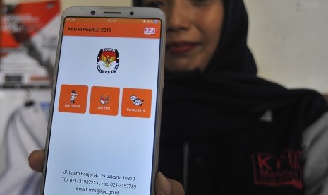 Warga memperlihatkan aplikasi KPU RI pada layar ponsel untuk melakukan pengecekan data diri dalam DPT (Daftar Pemilih Tetap) Pemilu 2019 di Kantor Kelurahan Cipocok, Serang, Banten, Rabu (17/10/2018).