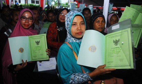 Warga memperlihatkan dokumen sertifikat tanah yang diperoleh dari Pemerintah melalui Badan Pertanahan Nasional (BPN) di Boyolali, Jawa Tengah, Jumat (21/4). 