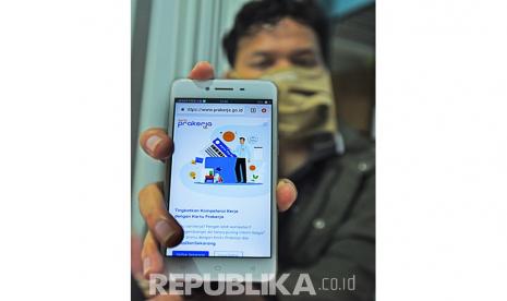 Warga memperlihatkan kolom pendaftaran pada laman www.prakerja.go.id saat mengikuti pendaftaran Kartu Prakerja Gelombang 4 di Serang, Banten, Sabtu (8/8/2020). Pemerintah kembali membuka pendaftaran program Kartu Prakerja gelombang 4 untuk menekan angka pengangguran dengan kuota untuk 800 ribu orang.