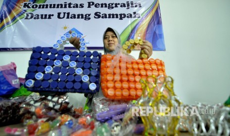 Warga memperlihatkan produk tas hasil dari daur ulang tutup botol minuman kemasan saat peresmian Bank Sampah Induk Kota Bandung dan Ecomart di Jalan Ahmad Yani, Kota Bandung, Selasa (21/2).