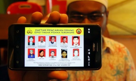 Warga memperlihatkan sejumlah foto dan nama Daftar Pencarian Orang (DPO) tindak pidana terorisme yang disebar melalui internet di Lhokseumawe, Provinsi Aceh. Jumat (22/1). 