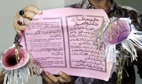 Warga memperlihatkan terompet dari lembaran kertas Alquran hasil sitaan di Lhokseumawe, Aceh. Kamis (31/12) dini hari.