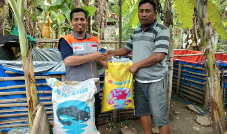 Warga memperoleh bantuan ikan dan pakan ternak dari Rumah Zakat.